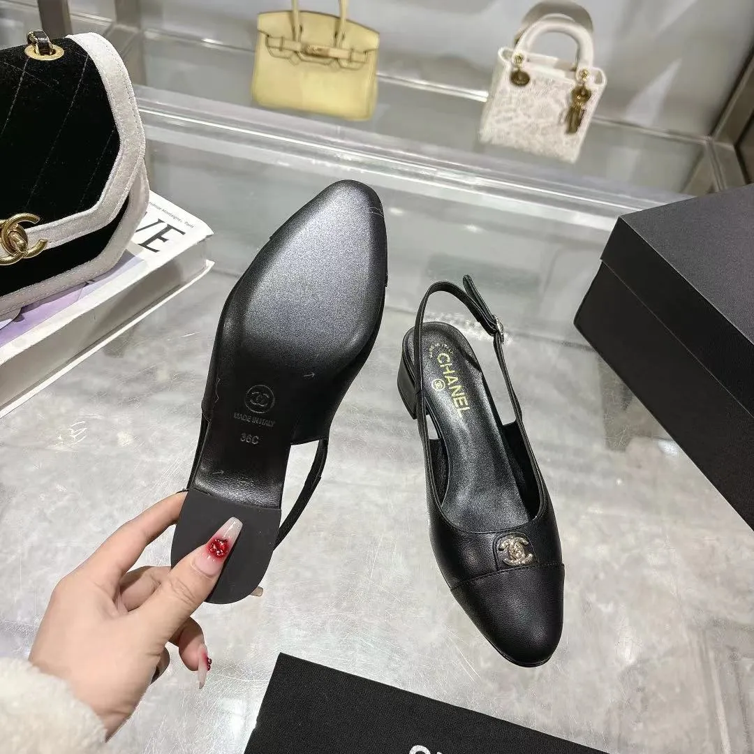 👟👟Ex-factory price 540👟👟 𝐂𝐇𝐀𝐍𝐄𝐋★Xiaoxiang New spring and summer counter new sandals, comfortable and low-heeled, a must-have for work and shopping💋 Show unique dressing style, too beautiful to say, a must-have in summer... Upper: imported sheepskin/Lining: mixed sheepskin Heel height: 3.5cm Outsole: Italian genuine leather outsole Shoe size: 35-39 (40, 41 and 42 are customized and cannot be returned or exchanged)